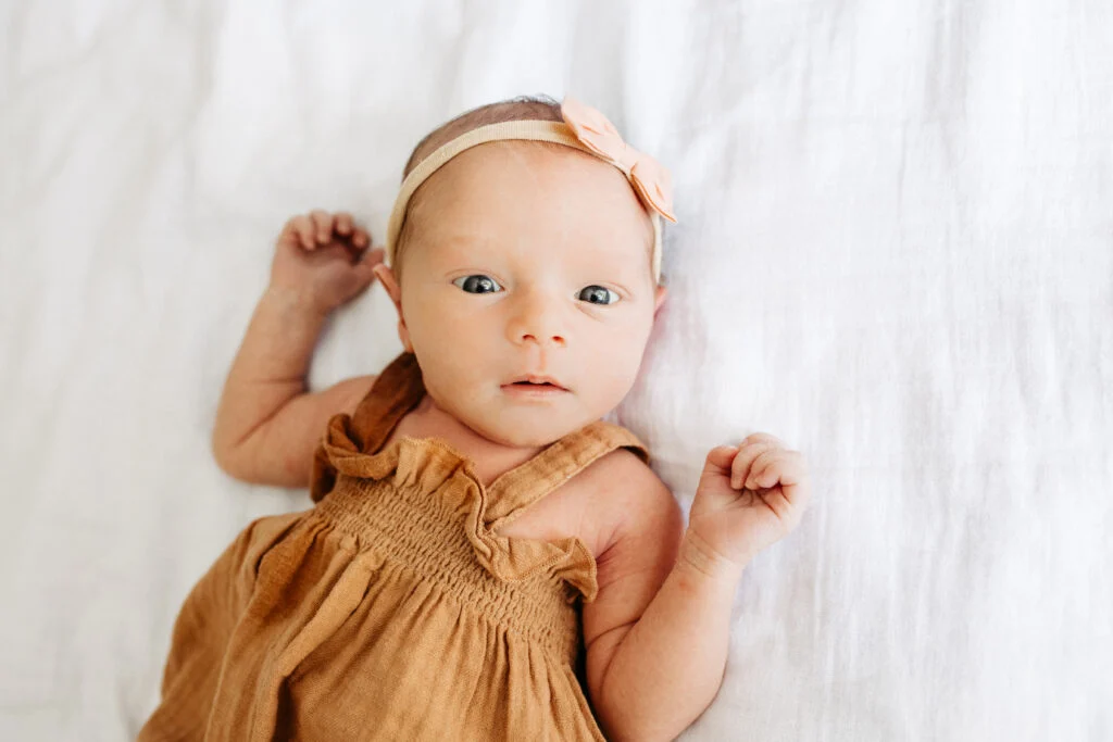 Babyfotografie in sanften Naturtönen